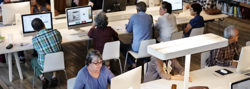 Pessoas trabalhando em um ambiente colaborativo.